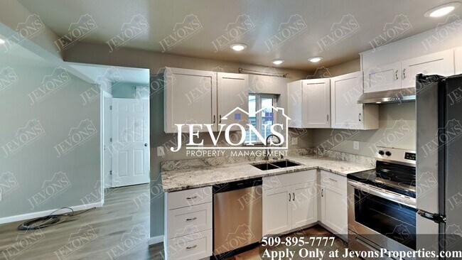 Building Photo - Explore this attractive property in Yakima...