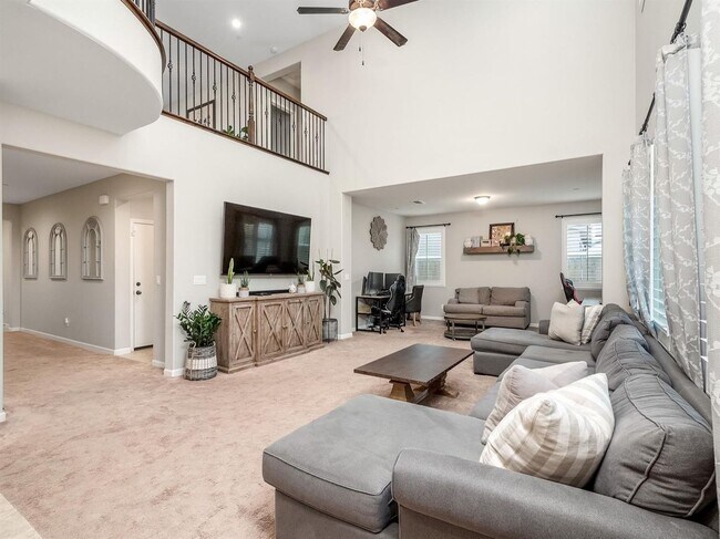 Foto del edificio - Newly Built 5 Bedroom Home Near Clovis East