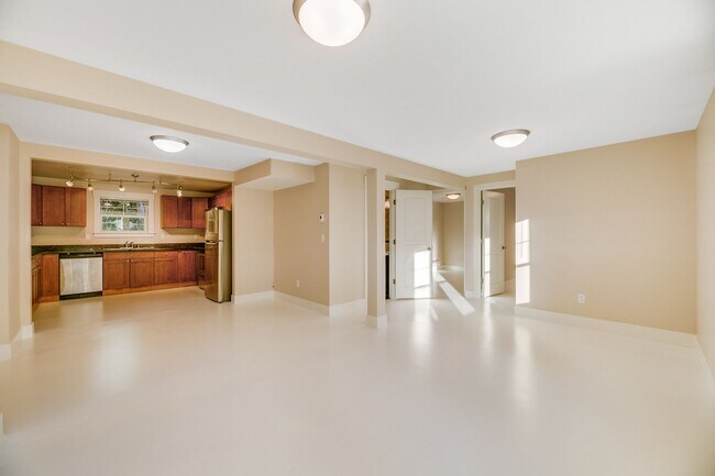 Foto del edificio - Amazing 4-Bedroom Daylight Basement in Well-Maintained Triplex!