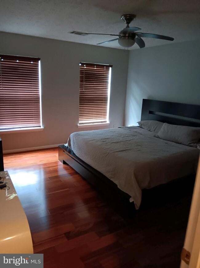 Building Photo - 8961 Town Center Cir