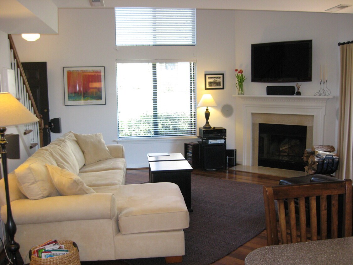 Primary Photo - 1077 Highlands Dr