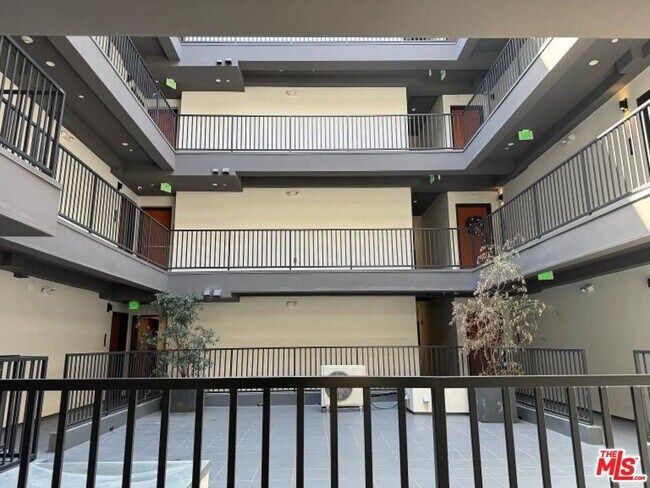 Foto del edificio - 955 Fedora St