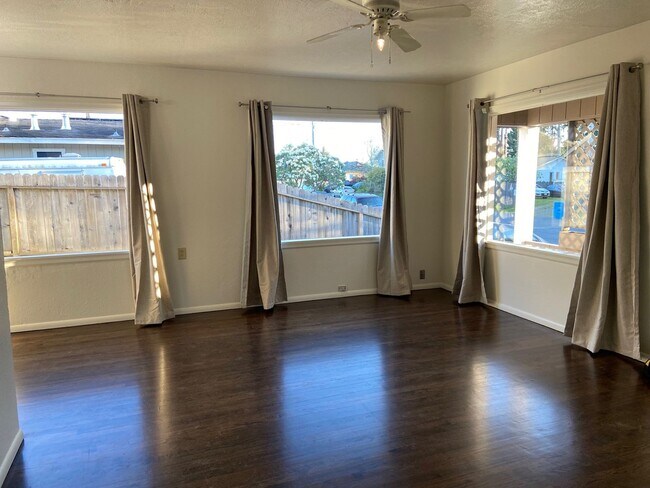 Foto del edificio - Wow! What a yard! 2/1 house with garage in excellent location