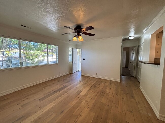 Building Photo - DARLING TOWNHOME FOR RENT!