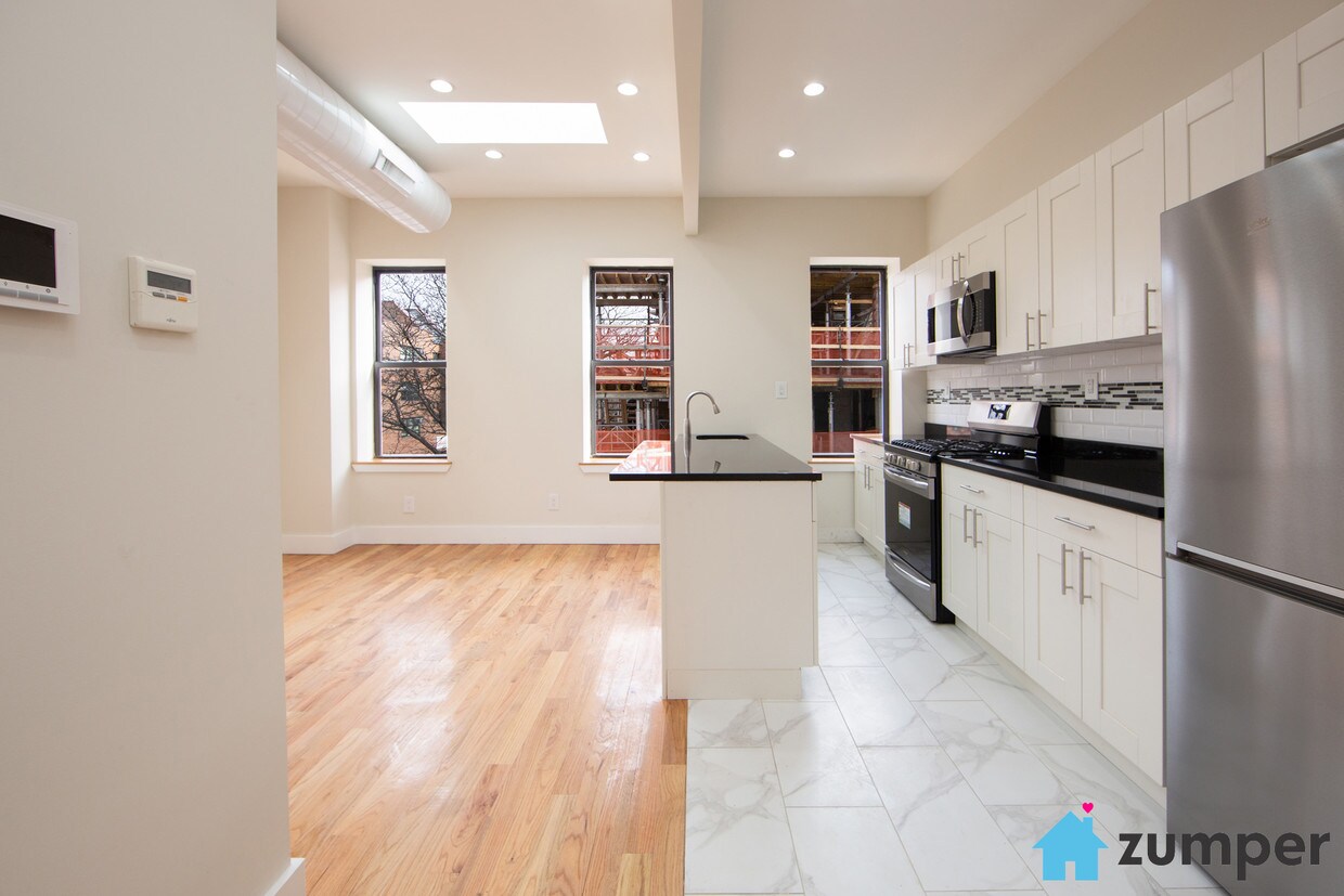 Primary Photo - 213 Stuyvesant Ave