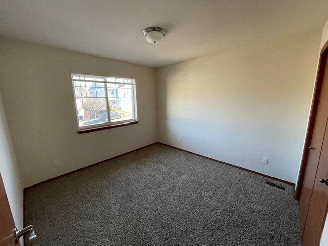 Building Photo - Lovely 3 Bedroom Townhouse in the Heart of Town