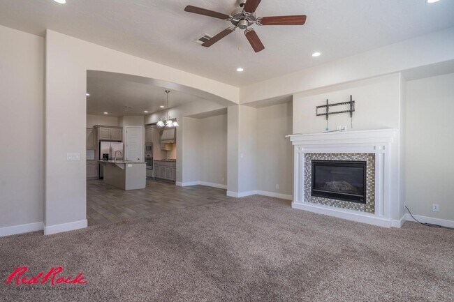Building Photo - Pet Friendly 4 Bedroom Home! Internet incl...