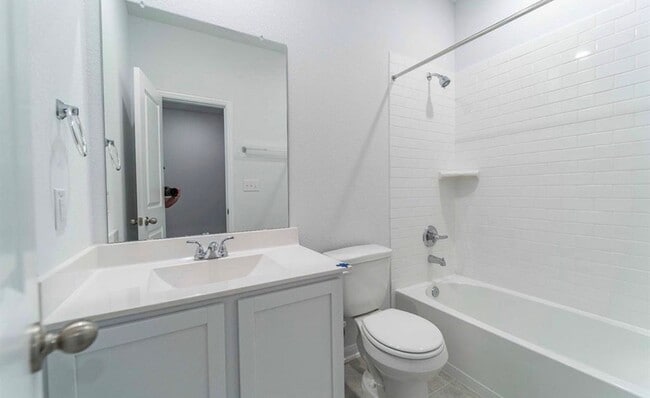 Building Photo - 14397 High Hl Dr