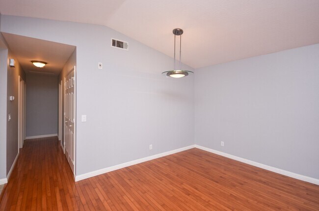 Foto del edificio - Nicely Upgraded 2 BR/2BA with Stainless St...