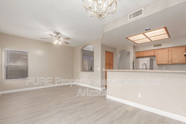 Building Photo - 10512 W Almeria Rd