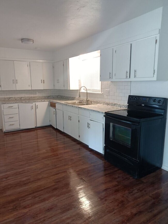 Foto del edificio - 6318 Anderson Dr