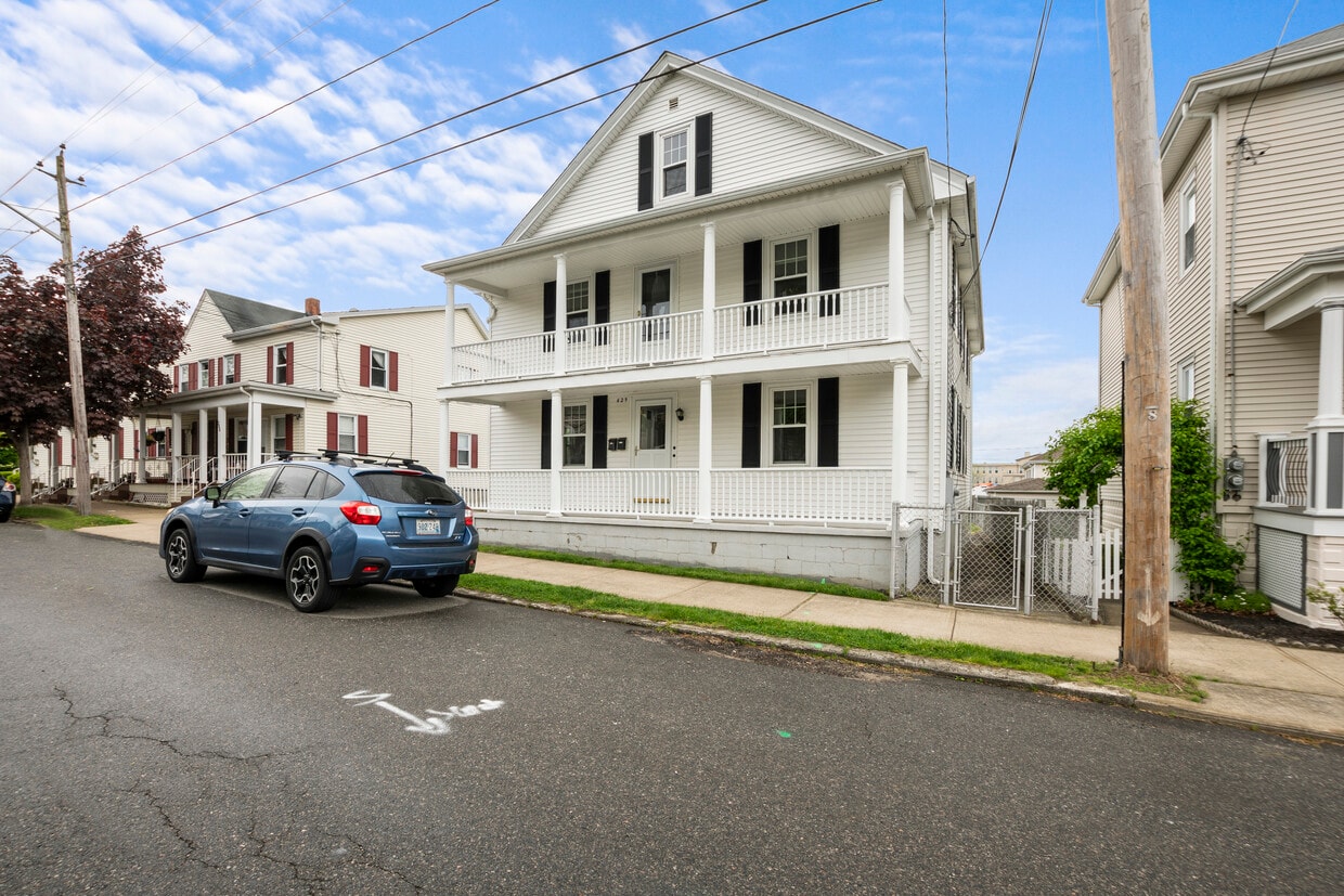 629 Wood St, Bristol, RI 02809 Apartments in Bristol, RI