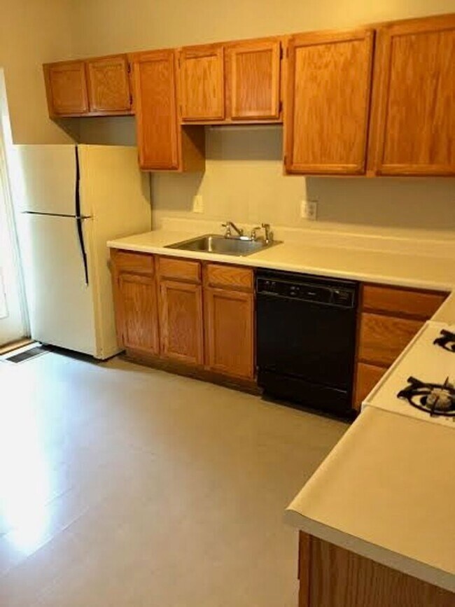 Building Photo - *** Amazing Shadyside Location * Renovated Apartment * Walk to Ellsworth and Walnut * Pet Friendl...