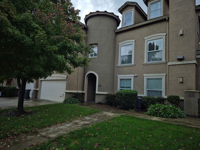 Foto del edificio - Adorable 2 bedroom 2 bath with Loft Townhome