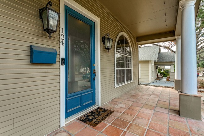 Building Photo - 3-BEDROOM COTTAGE IN ALAMO HEIGHTS