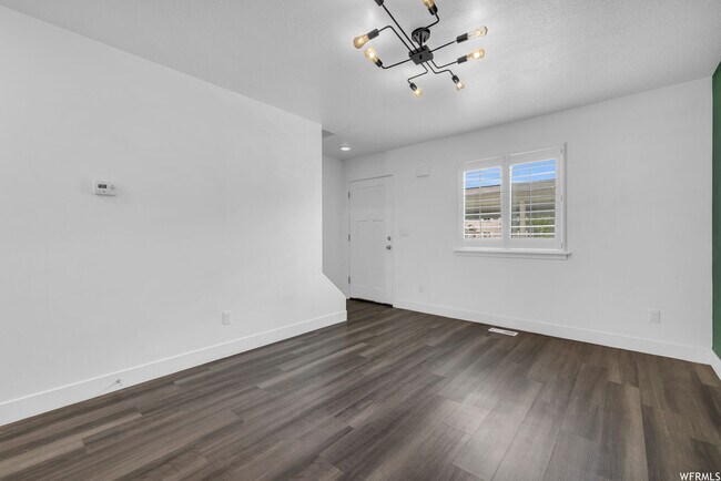 Foto del edificio - 619 Shay Ln