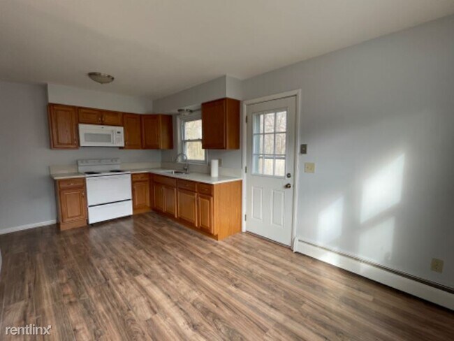 Building Photo - 2 br, 1 bath Townhome - 15 Emerson Dr 15 A...