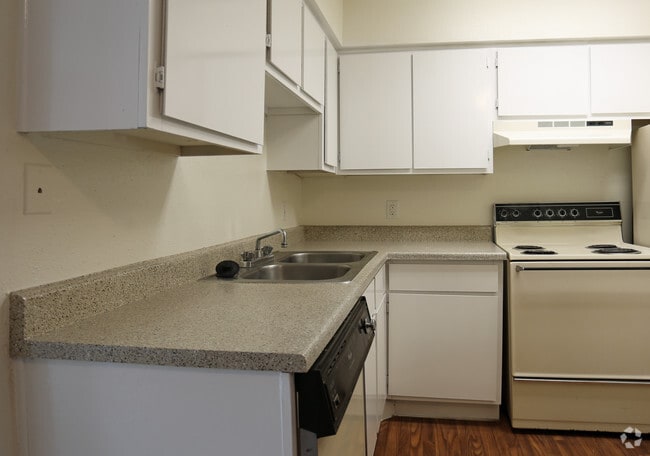 1br, 1ba- 607 sf- Kitchen - Brandon Oaks