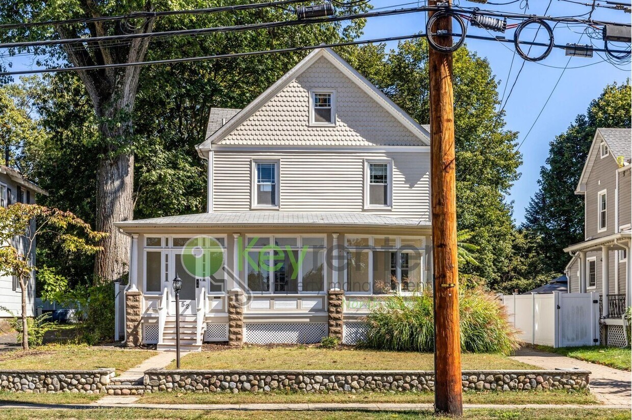 Foto principal - Beautiful 4-Bedroom Home with Fenced Yard ...