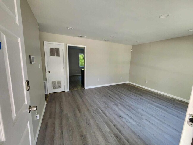 Building Photo - 2759 Village Green Dr