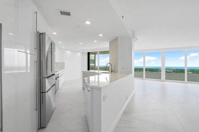 Building Photo - 525 S Flagler Dr