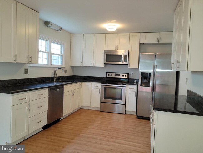 Foto del edificio - 284 Oakwood Village Ct