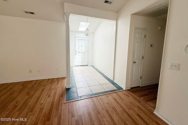 Building Photo - 303 Putnam Dr