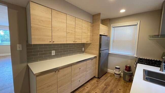Foto del edificio - Beautiful 3 BR/ 1.5 BA Semi-Detached Home in Dupont Village!
