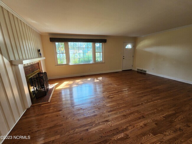 Building Photo - 607 River St