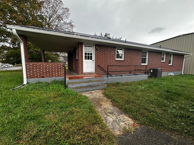 Building Photo - Updated Home with Parking in Radford