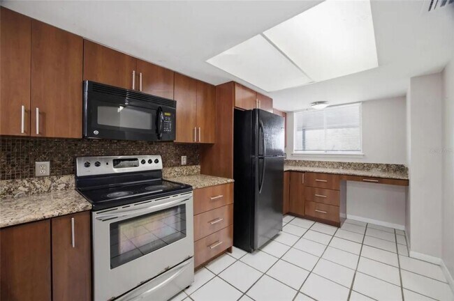 Foto del edificio - 6336 Newtown Cir