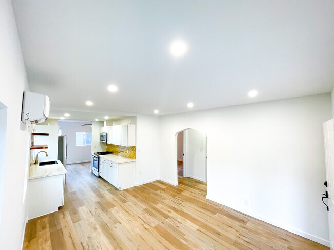 Sala de estar + cocina abierta - 162 Comstock Dr