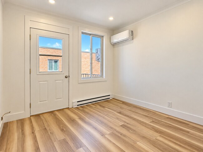 Building Photo - 5200 Av West Hill