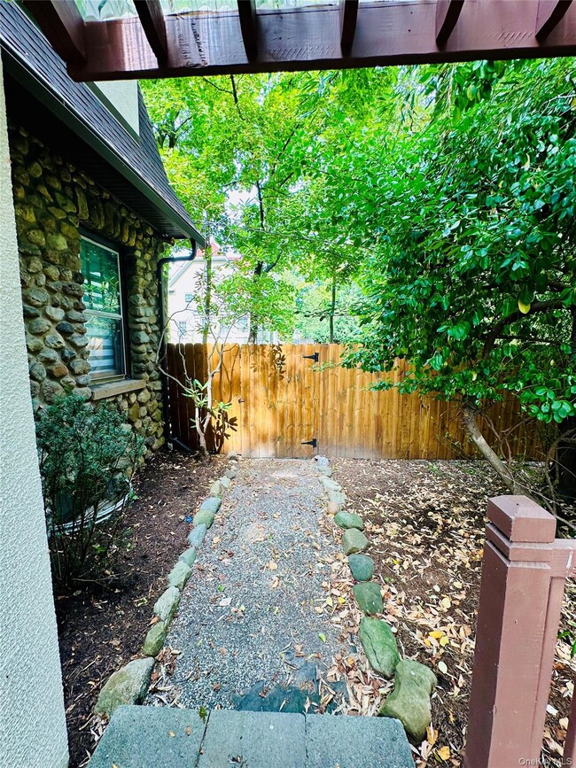 Building Photo - 283 N Middletown Rd