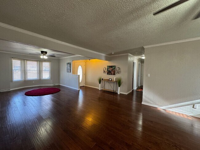 Building Photo - Gorgeous 3 bedroom, 2 bath home in a great Springfield neighborhood!