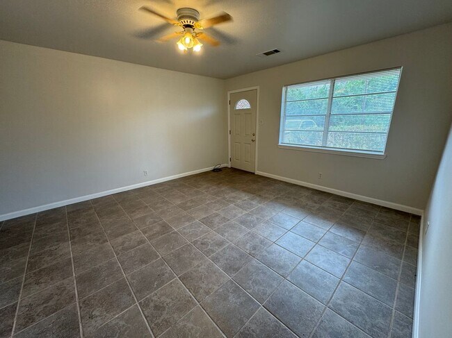 Foto del edificio - 6710 Fairwood Rd