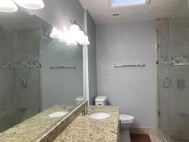 Foto del edificio - 2409 Stoneleigh Dr