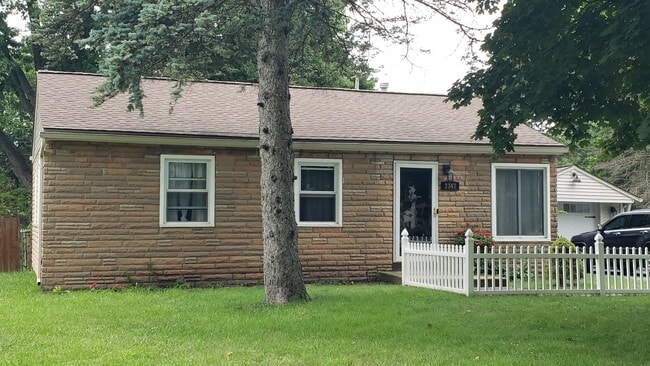 Building Photo - 2347 Pauline Dr