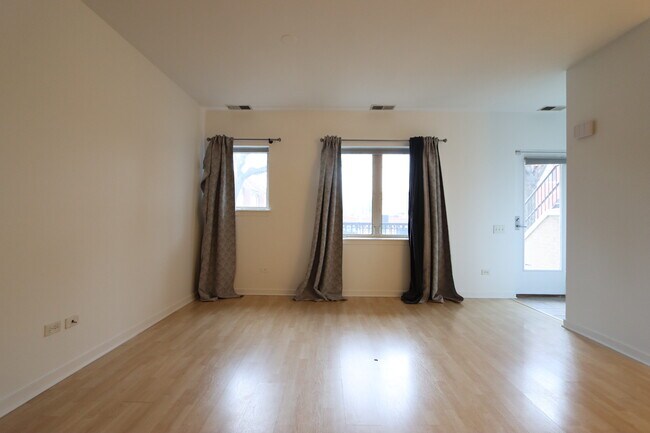 Building Photo - 914 S Racine Ave