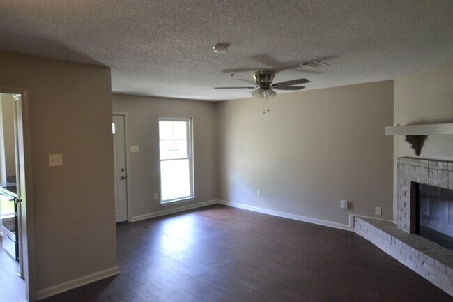Foto del edificio - Charming 3 bedroom Duplex Conveniently Loc...