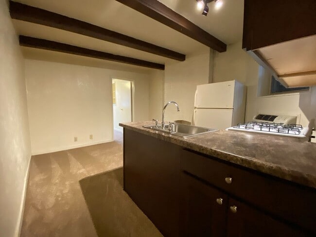 Photo - Cozy Two Bedroom Apartment in Oakland! On-Site Laundry & Air Conditioning! Call Now!