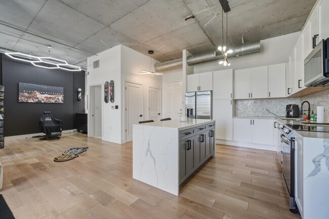 Building Photo - 2100 Van Buren St