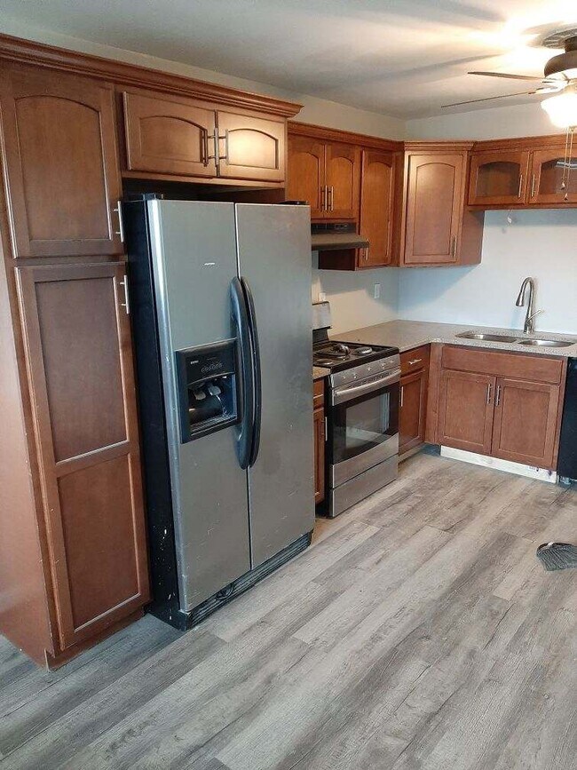 Kitchen - 2547 E 42nd St