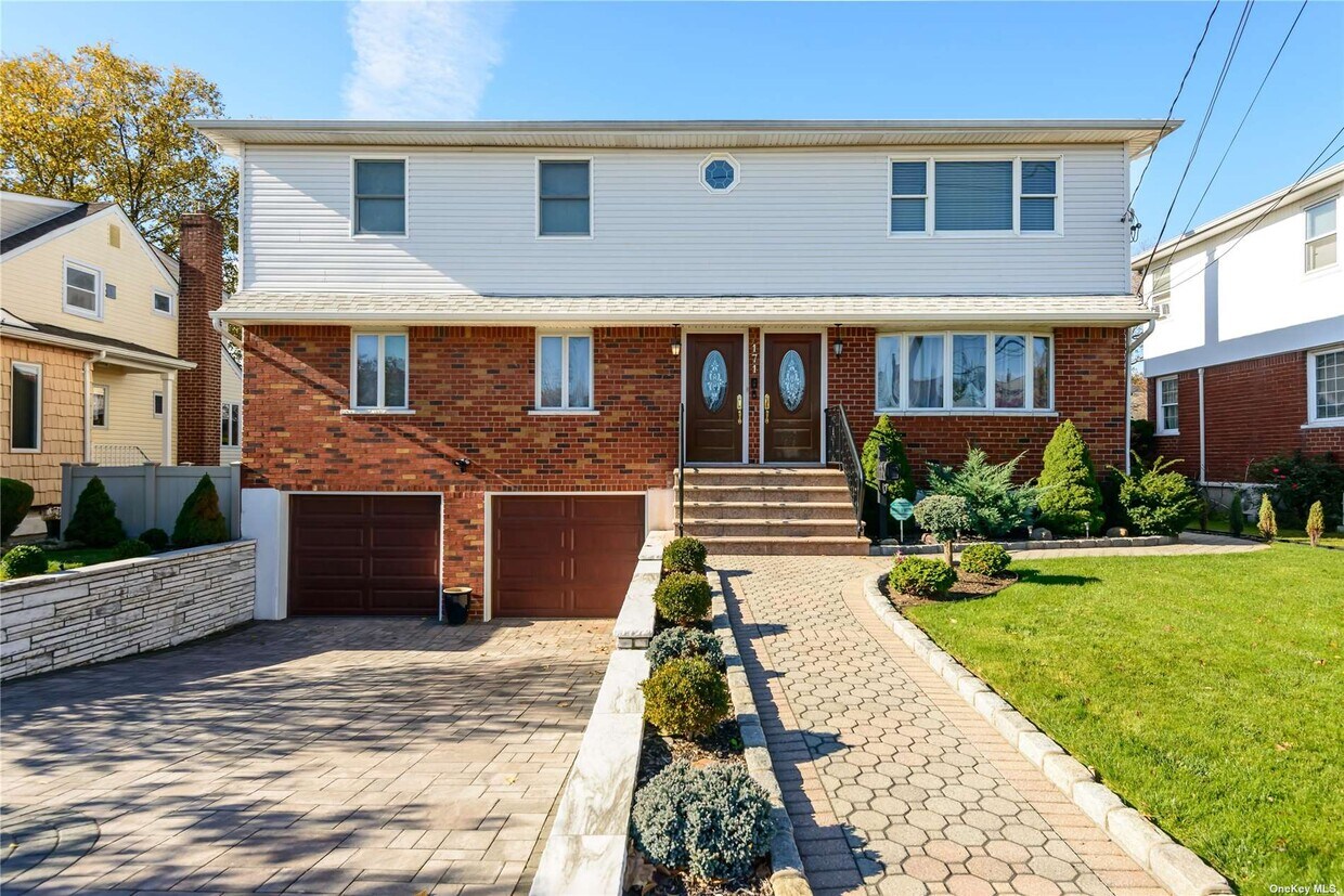Primary Photo - 171 Roslyn Rd