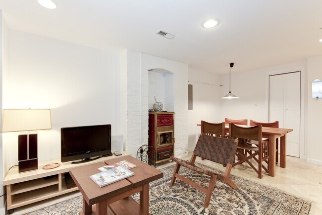 Foto del edificio - 2106 O Street NW Apt 1