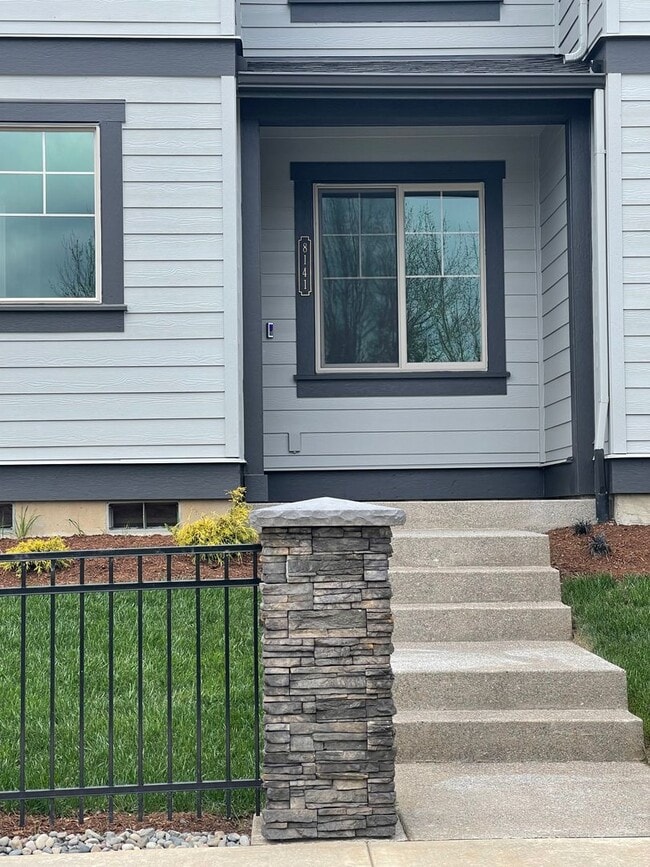 Building Photo - Stylish 3-Bed, 2.5-Bath Townhome with Priv...