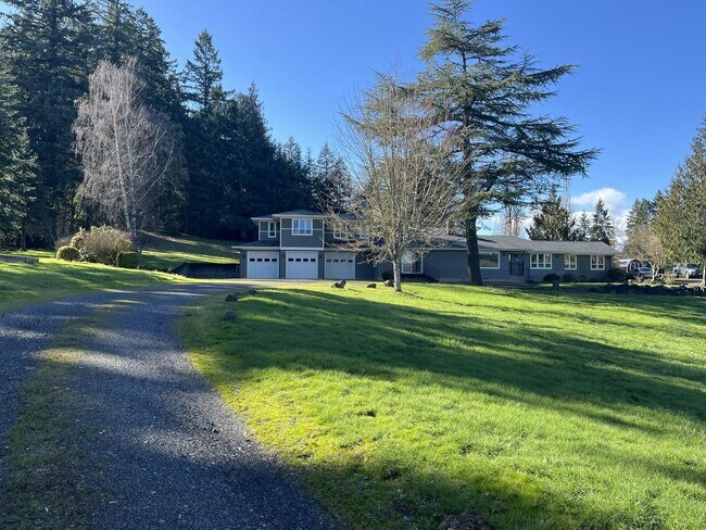 Foto del edificio - Hillsboro Hidden Gem – 4BR Country Retreat on 1.27 Acres with Vaulted Living, Island Kitchen & Sc...
