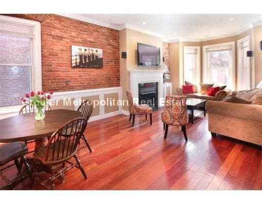 Building Photo - 566 E 5th St