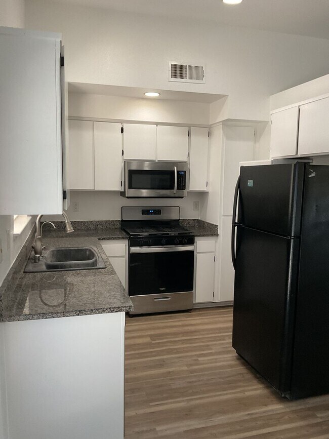 Foto del edificio - Chico 3 bed 2 bath home for rent, convenient location, neighborhood setting Garage, back yard