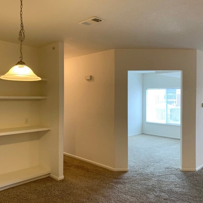 Building Photo - 2803 Kansas Dr